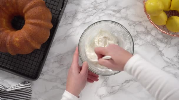 Pendinginan Baru Dipanggang Lemon Pon Kue Rak Dapur Pendingin — Stok Video