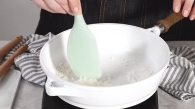 Dilimlenmiş muz, kızarmış hindistan cevizi ve akçaağaç şurubuyla süslenmiş hindistan cevizli krep yapıyorum..