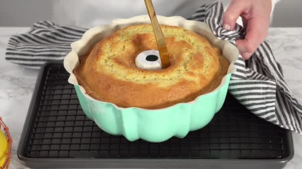 Pâte Gâteau Livre Citron Dans Une Casserole Bundt Cuisson — Video