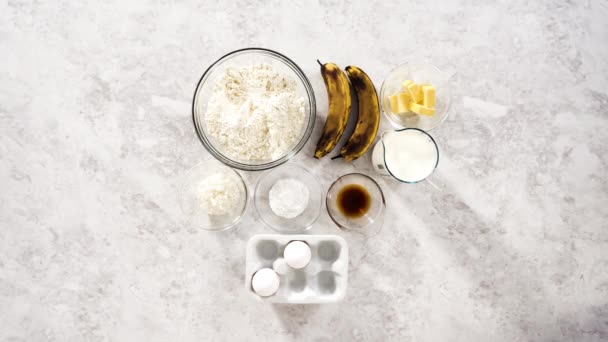 바나나로 코코넛 바나나 팬케이크를 만들고 코코넛 단풍당밀을 구웠다 — 비디오