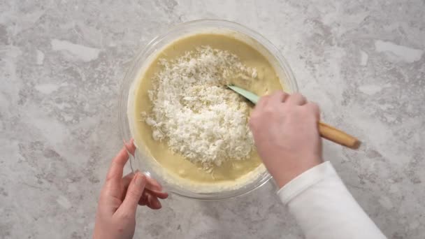 Fazendo Panquecas Banana Coco Decoradas Com Bananas Fatiadas Coco Torrado — Vídeo de Stock