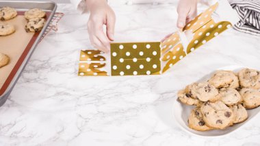 Adım adım. Ev yapımı çikolatalı kurabiyeleri küçük bir hediye kutusuna koymak..