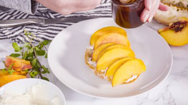 Adım adım. Organik şeftali ve böğürtlenli ricotta tostu yapıyorum..