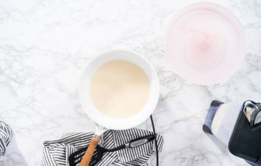 Düz yatıyordu. Beyaz bir tavada krep kızartma.