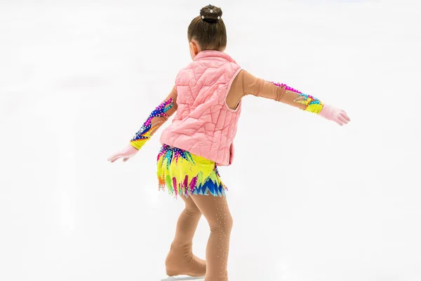 Pequeña Patinadora Artística Practicando Rutina Una Pista Hielo Cubierta — Foto de Stock