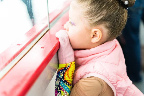 Petite Patineuse Artistique Pratiquant Routine Sur Une Patinoire Intérieure — Photo