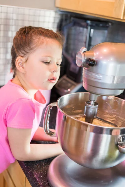 Liten Flicka Som Hjälper Baka Mini Pund Kakor Silikon Formar — Stockfoto