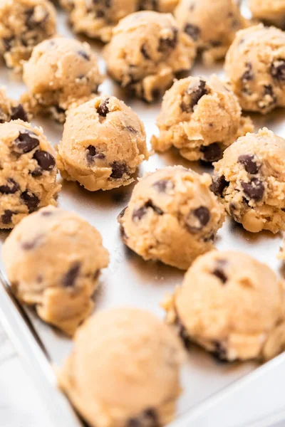 Biscuits Aux Pépites Chocolat Maison Cuillères Pâte Sur Une Plaque — Photo