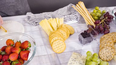 Adım adım. Taze meyve, gurme peynir ve kraker ile peynir tabağı hazırlıyorum..