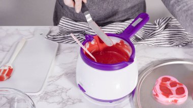 Adım adım. Erimiş kırmızı çikolata parçalarından çikolata kalpler ve öpücükler yapmak.