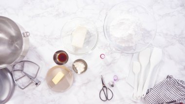 Düz yatıyordu. Adım adım. Kırmızı kadife kek pişirmek için..