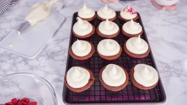 Adım adım. Süslü kırmızı kadife kekler çikolata kalpler ve öpücüklerle.