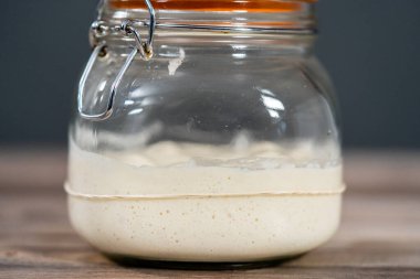 Ekşi mayalı ekmek pişirmek için cam bir mason kavanozunda başlangıç yapıyorum..