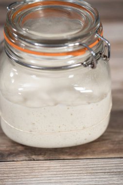 Ekşi mayalı ekmek pişirmek için cam bir mason kavanozunda başlangıç yapıyorum..