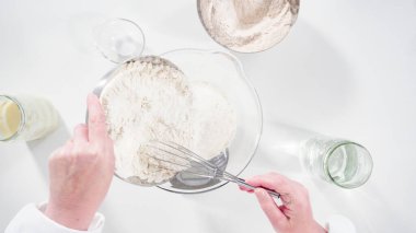 Düz yatıyordu. Tarçınlı rulo pişirmek için cam bir kasenin içindekileri ölçüyorum..