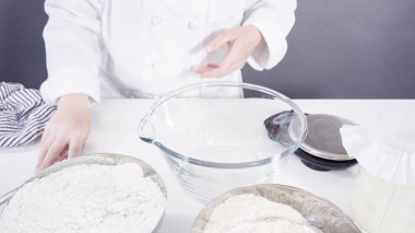 Tarçınlı rulo pişirmek için cam bir kasenin içindekileri ölçüyorum..