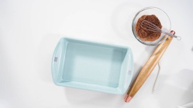 Düz yatıyordu. Tarçınlı rulo yapmak için Fransız merdanesiyle yuvarlanan hamurlar..