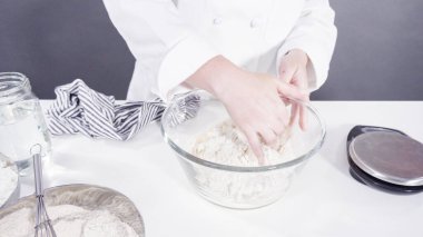 Tarçınlı rulo pişirmek için cam bir kasenin içindekileri ölçüyorum..