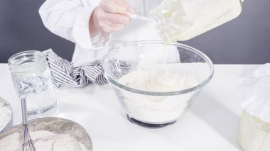 Tarçınlı rulo pişirmek için cam bir kasenin içindekileri ölçüyorum..