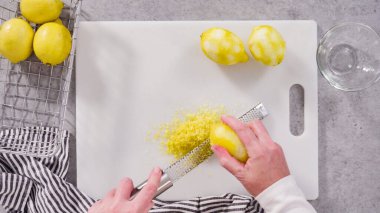 Düz yatıyordu. Limonlu kek pişirmek için organik limonlar..