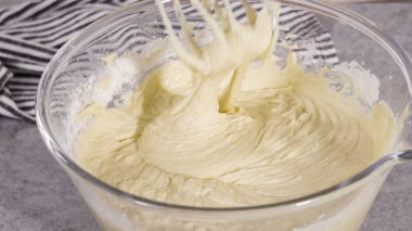 Limonlu kek için hamura malzemeleri karıştırıyorum..