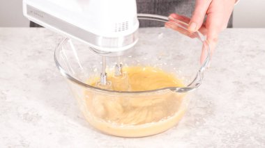 Adım adım. Tek boynuzlu at gökkuşağı çikolatalı keklerin karışımı..