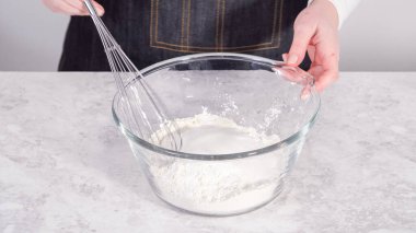 Adım adım. Hindistancevizli muzlu krep hazırlamak için cam karıştırma kabında malzemeleri karıştırıyorum..