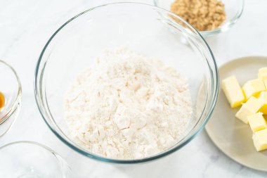 Cam karıştırma kabındaki malzemeler taze böğürtlenli mascarpone turtası yapmak için..