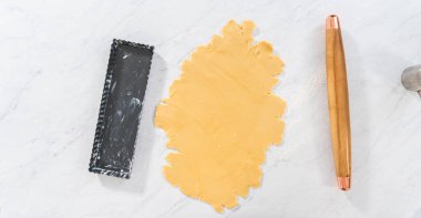 Düz yatıyordu. Taze böğürtlenli mascarpone turtası için ekmek hamuru..