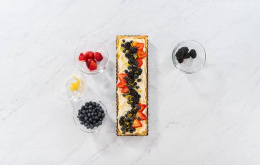 Düz yatıyordu. Taze böğürtlenli ve limonlu taze mascarpone turtası..