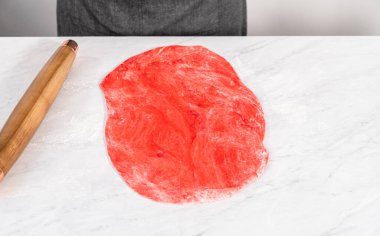 Yuvarlanan kırmızı ve mavi ekmek hamuru vatansever tarçın kıvrımları pişirmek için.