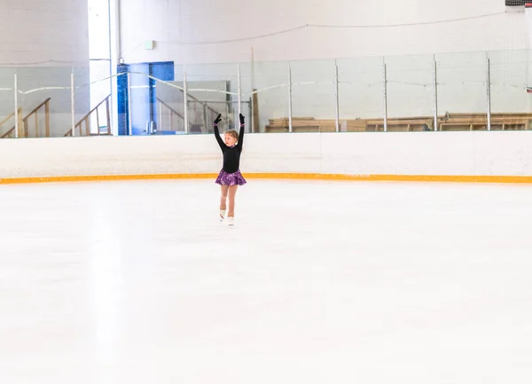 Küçük Kız Buz Pateni Pistinde Artistik Patinaj Yapıyor — Stok fotoğraf