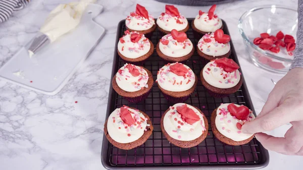 Lépésről Lépésre Díszítő Piros Bársony Cupcakes Fröccsenő Csokoládé Szív Csók — Stock Fotó