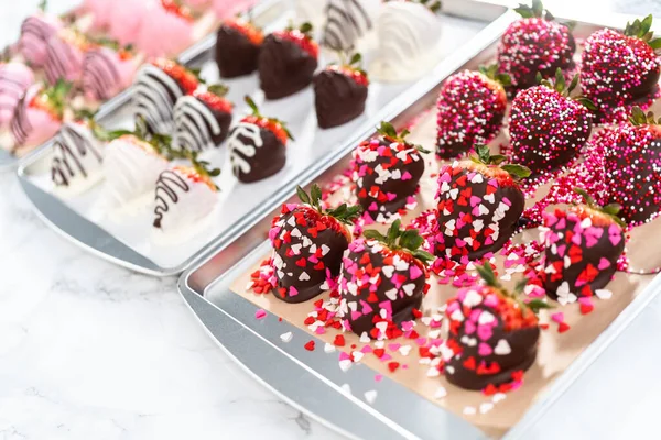 Chocolade Ingedompelde Aardbeien Bedekt Met Hagelslag — Stockfoto