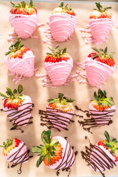 Mit Geschmolzener Schokolade Getränkte Erdbeeren — Stockfoto
