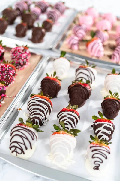 Variedad Fresas Bañadas Chocolate Sobre Papel Pergamino —  Fotos de Stock