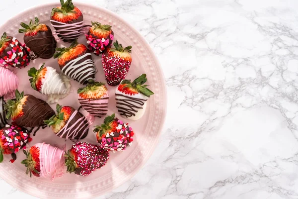 Flach Lag Verschiedene Schokolade Eingetauchte Erdbeeren Auf Einem Rosa Kuchenstand — Stockfoto
