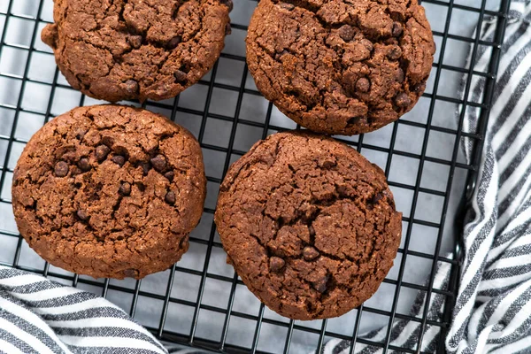 Freshly Baked Double Chocolate Chip Cookies Cooling Rack — Stock Photo, Image