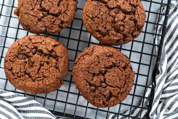 Vers Gebakken Koekjes Met Dubbele Chocoladechip Een Koelrek — Stockfoto