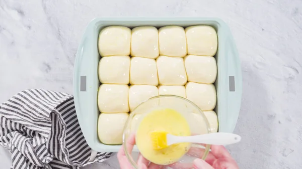 Plat Gelegd Dinerbroodjes Van Het Ingevroren Deeg Bakvorm Bereiden — Stockfoto