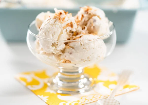 自制椰子冰淇淋 用烤椰子片装饰在玻璃杯冰淇淋碗中 — 图库照片