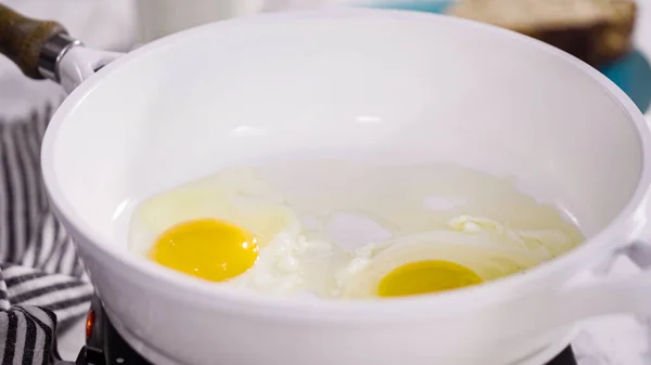 Жареные Свежие Яйца Белой Сковороде — стоковое фото