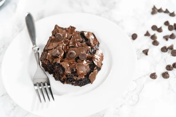 Cozimento Brownies Caseiros Com Chips Chocolate Extra Topo — Fotografia de Stock