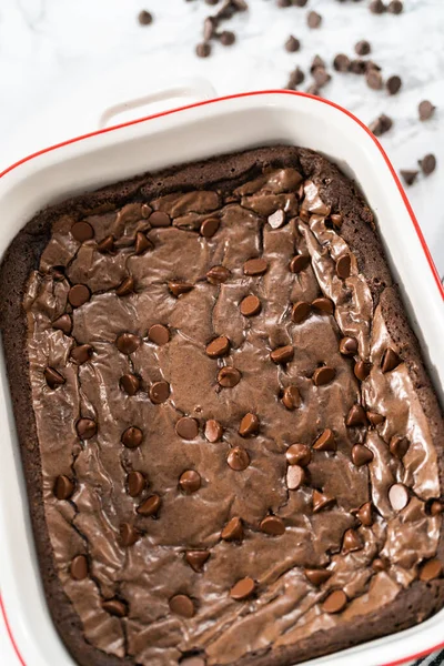 Pečení Domácích Brownies Extra Čokoládových Lupínků Vrcholu — Stock fotografie