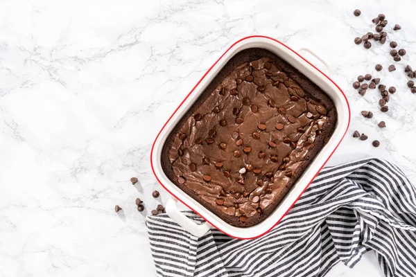 Ležel Pečení Domácích Brownies Extra Čokoládových Lupínků Vrcholu — Stock fotografie