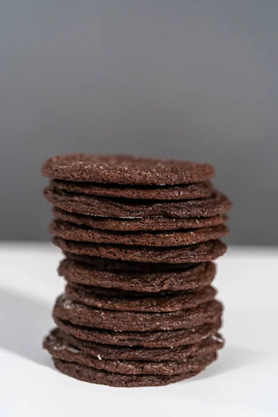 一堆堆新烘焙的巧克力饼干 — 图库照片