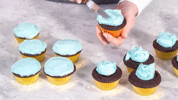Step Step Scooping Blue Buttercream Frosting Top Chocolate Cupcakes — Stock Photo, Image