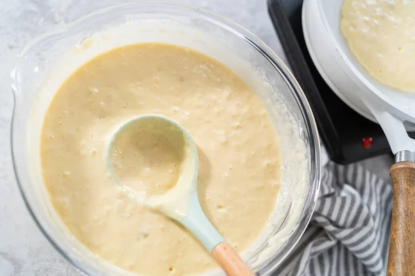 Panqueca Massa Uma Tigela Mistura Vidro Para Fazer Panquecas Banana — Fotografia de Stock