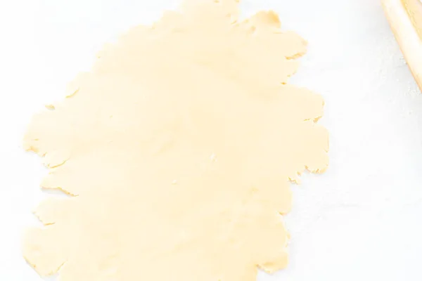Vedere Aproape Rularea Aluatului Plăcintă Pentru Coace Crusta Pentru Tartă — Fotografie, imagine de stoc