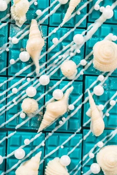 ホワイトチョコレートをちりばめたミニマーメイドチョコレートバー ホワイトパールシュガースプリンクルを振りかけ ホワイトチョコレート貝殻で飾られた — ストック写真